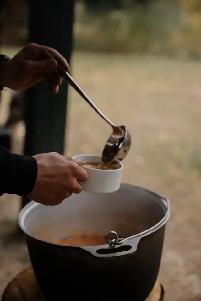 Stufato di miso fatto in casa, vegano e aromatico, una ciotola sana e nutriente di zuppa ispirata all'Ayurveda.